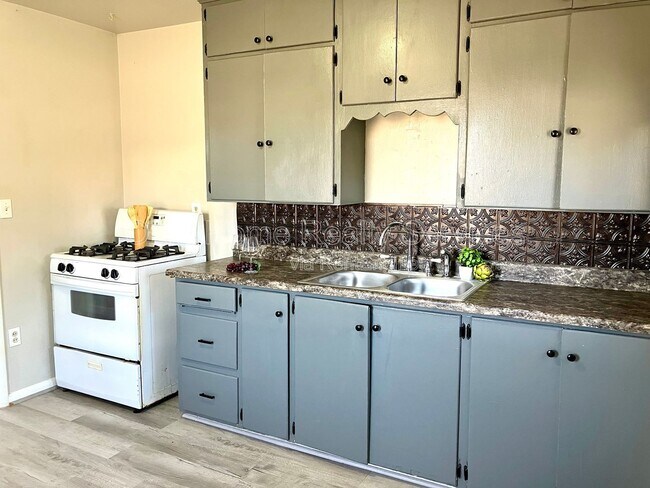 Building Photo - 137 SE 1st St