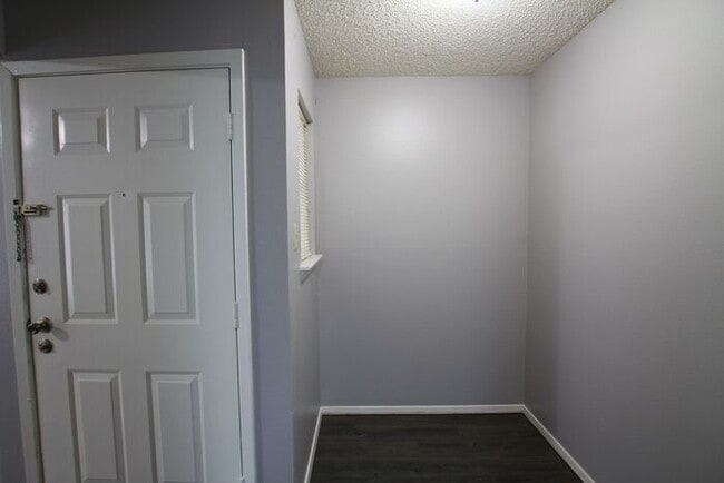 Building Photo - 1 Bed 1 Bath, Upstairs Apartment Unit at H...