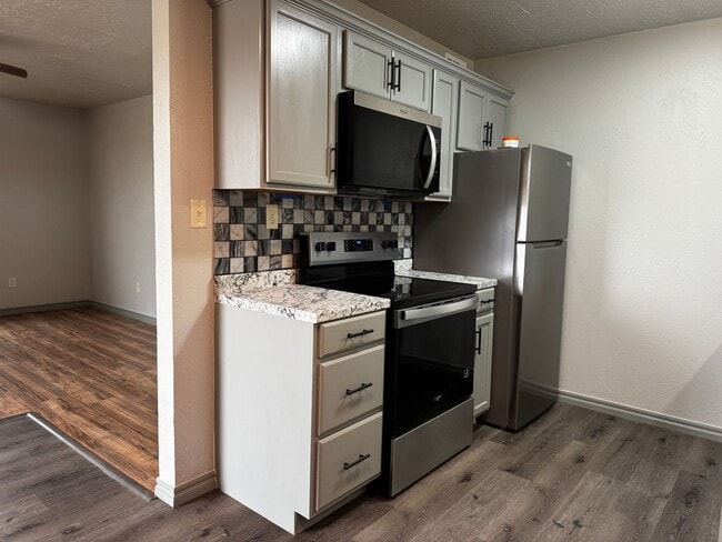 Building Photo - 505 Oak