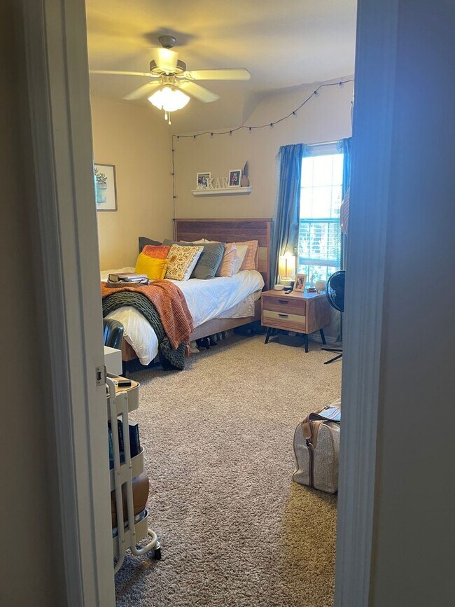 Building Photo - River Oaks #605