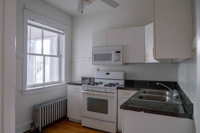 Building Photo - Southport Corridor - 1 Bed / 1 Bath - Heat Included