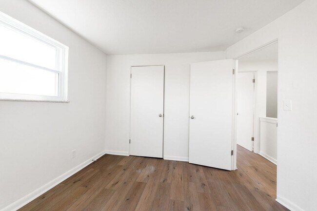 Building Photo - 4040-4042-4042 Halsey Pl
