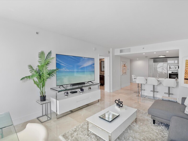 Building Photo - 6801 Collins Ave