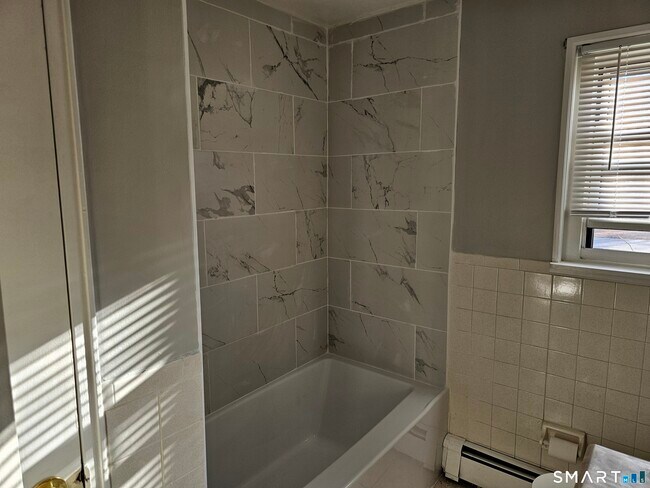 Building Photo - 494 Oak Ave