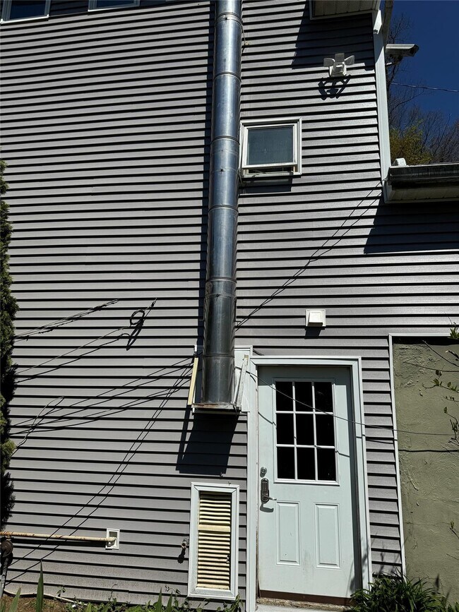 Building Photo - 1 Hale Hollow Rd