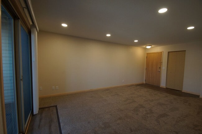 Building Photo - 1260 Larpenteur Ave W
