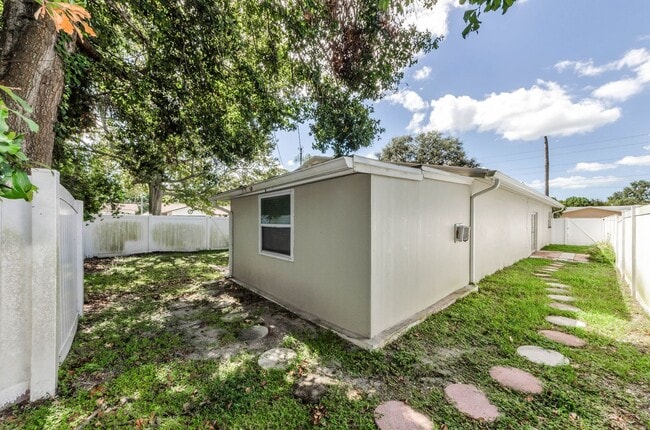 Building Photo - Charming 3 bedroom 2 bath in North Clearwa...