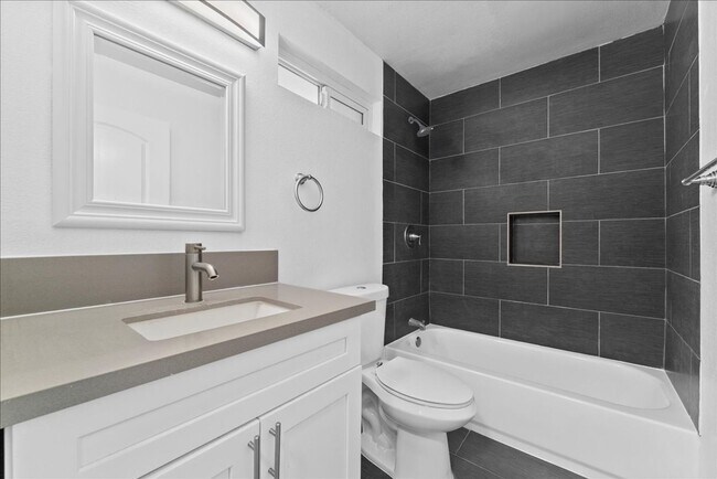 Building Photo - 631 E Elk Ave