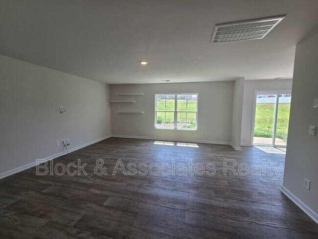 Building Photo - 310 Beresford Wy