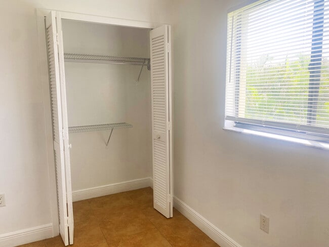 Building Photo - 1104 SE 8th St