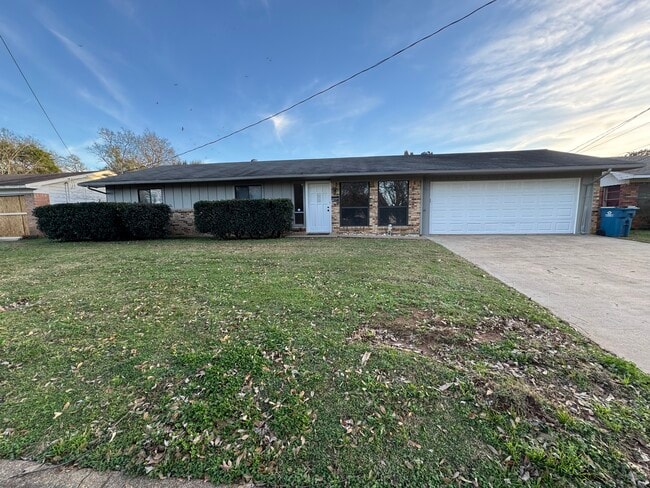 Building Photo - 903 Corinth Rd