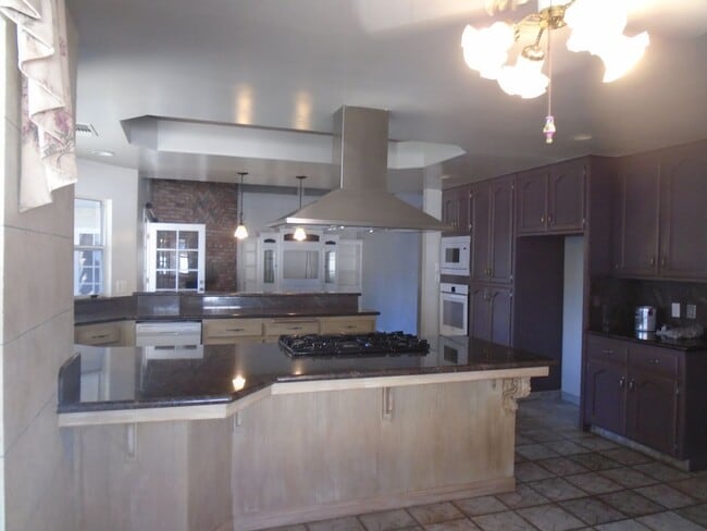 Building Photo - NW - CUSTOM HOME WITH POOL!!