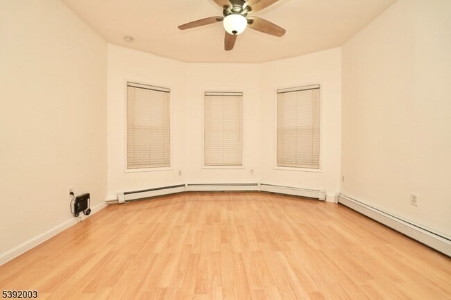 Building Photo - 466 Cortlandt St