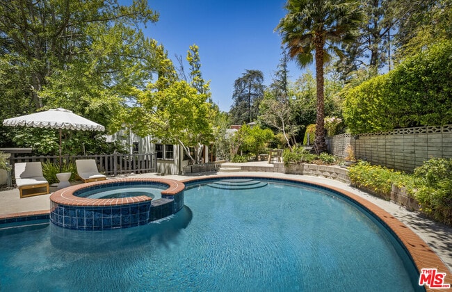Building Photo - 5749 Valley Oak Dr
