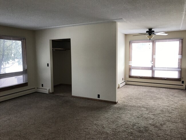 Building Photo - 1618 Maple Grove Rd