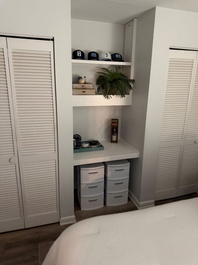 Building Photo - Renovated 3br in Chancellor Square, 2 blocks to Franklin St., walk to campus!