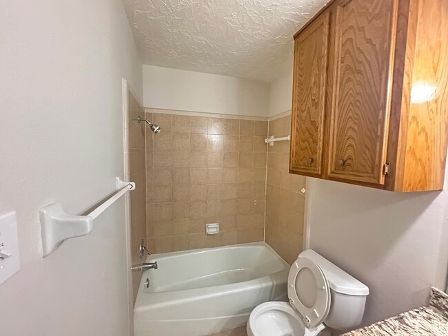 Building Photo - 219 Kings Ct