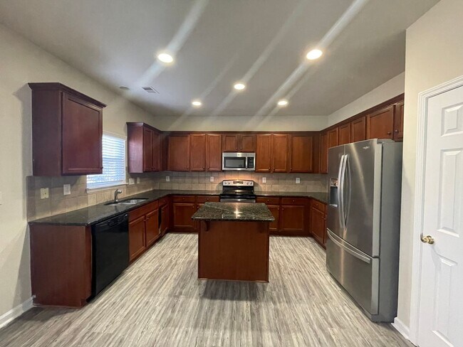 Building Photo - Stunning 5-bedroom, 2.5-bathroom home | Lo...