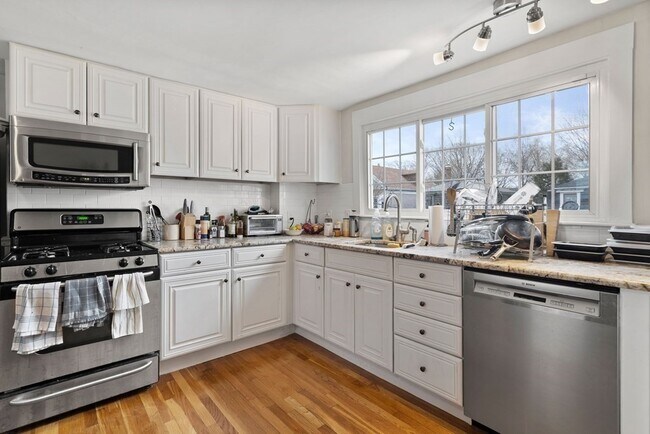 Building Photo - 68 Pleasant St