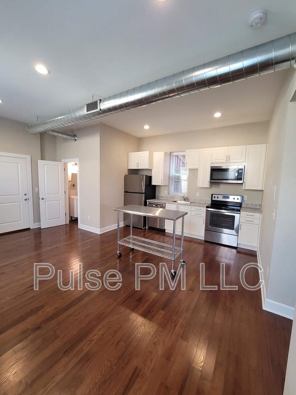 Building Photo - 620 6th Ave