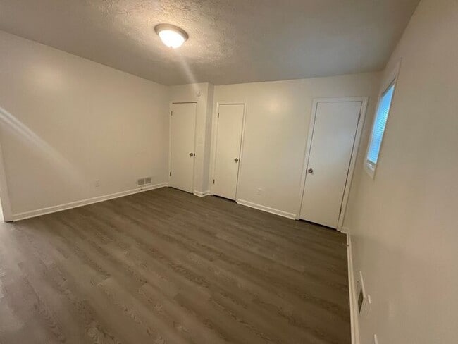 Building Photo - 545 Navarre Dr