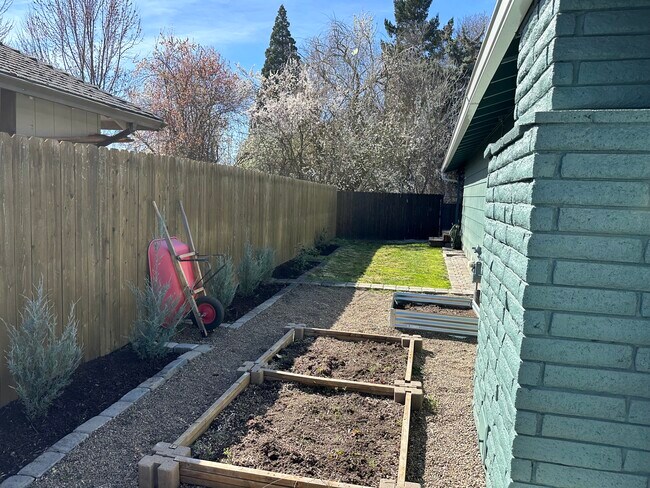 Building Photo - 720 Freeman Rd