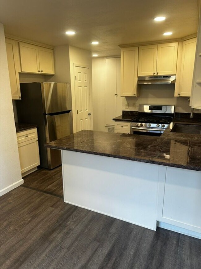 Building Photo - 124 Fontana Ave