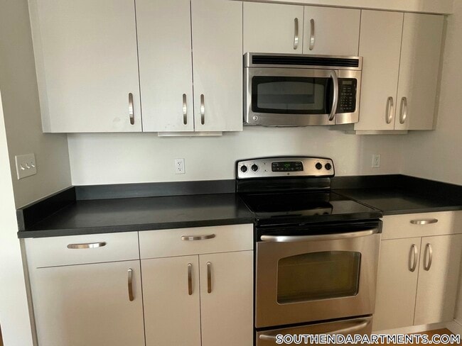 Building Photo - 601 Albany St