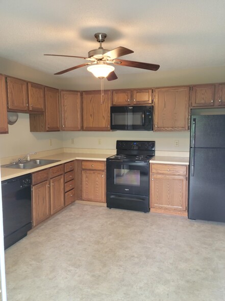 Building Photo - 16 Cherry Tree Ln