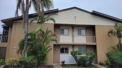 Building Photo - Annual or short term turnkey furnished ground floor condo near Siesta Key