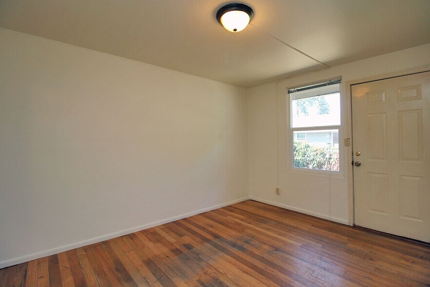 Building Photo - 6923-6923 NE Prescott St