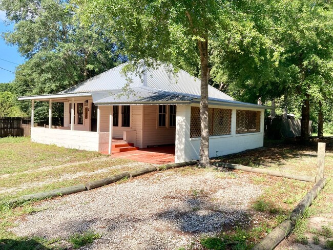Building Photo - Crystal River Cottage!