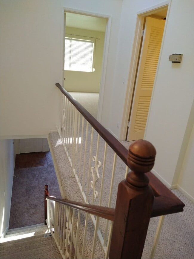 Building Photo - Davis Townhouse