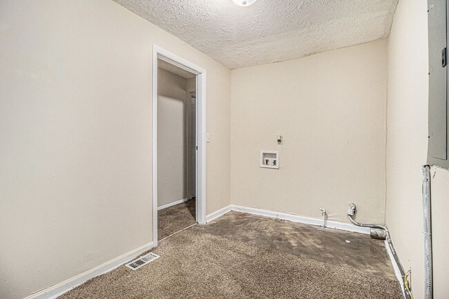 Building Photo - 4 Bedroom 2.5 Bath House