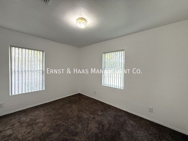Building Photo - 4723 Blackthorne Ave