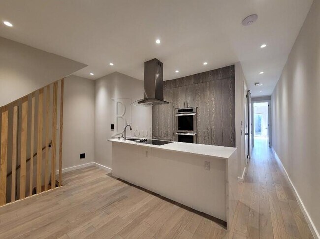Building Photo - 3 bedroom in ASTORIA NY 11103