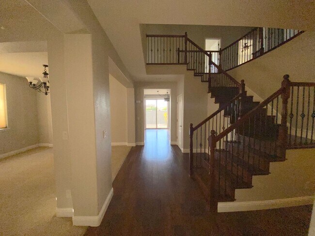 Building Photo - Top of the Hill - Gorgeous 5 Bedroom 3 Bat...