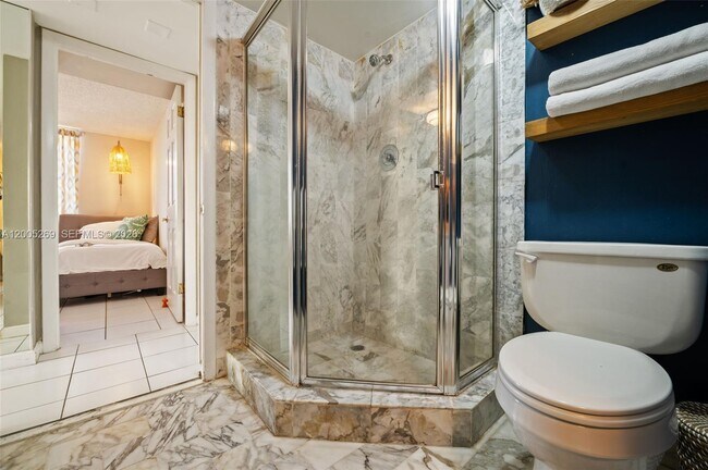 Building Photo - 2555 Collins Ave