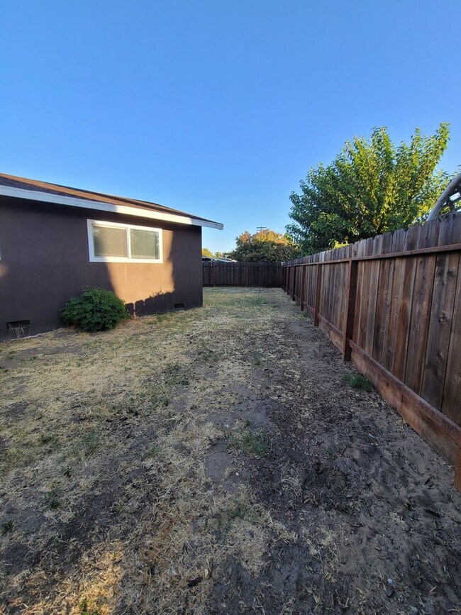 Building Photo - 1424 Kent Way