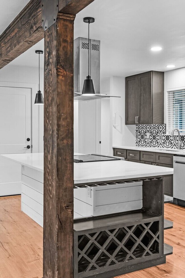 Building Photo - Charming and Renovated 4 Bedroom 2 Bathroo...