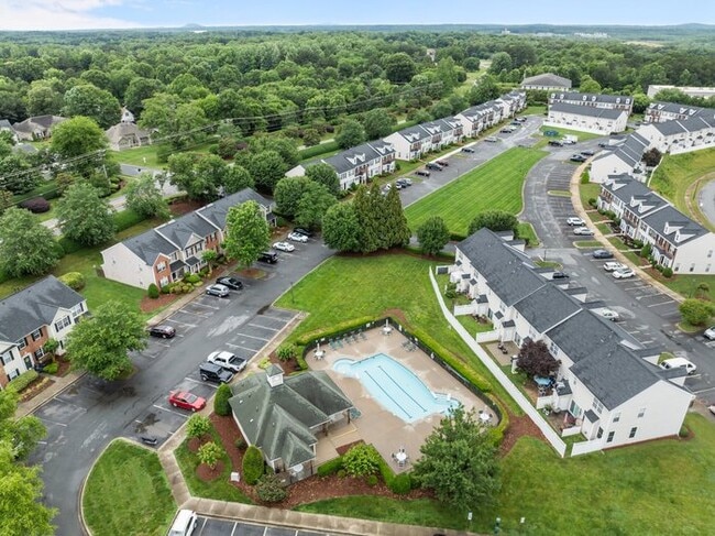 Building Photo - Your Perfect Townhome Is Here!