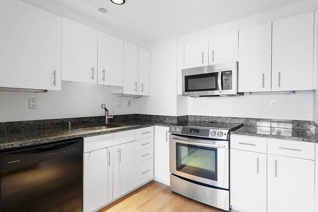 Building Photo - 10 Rogers St