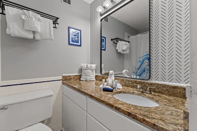 Building Photo - 8817 S Thomas Dr