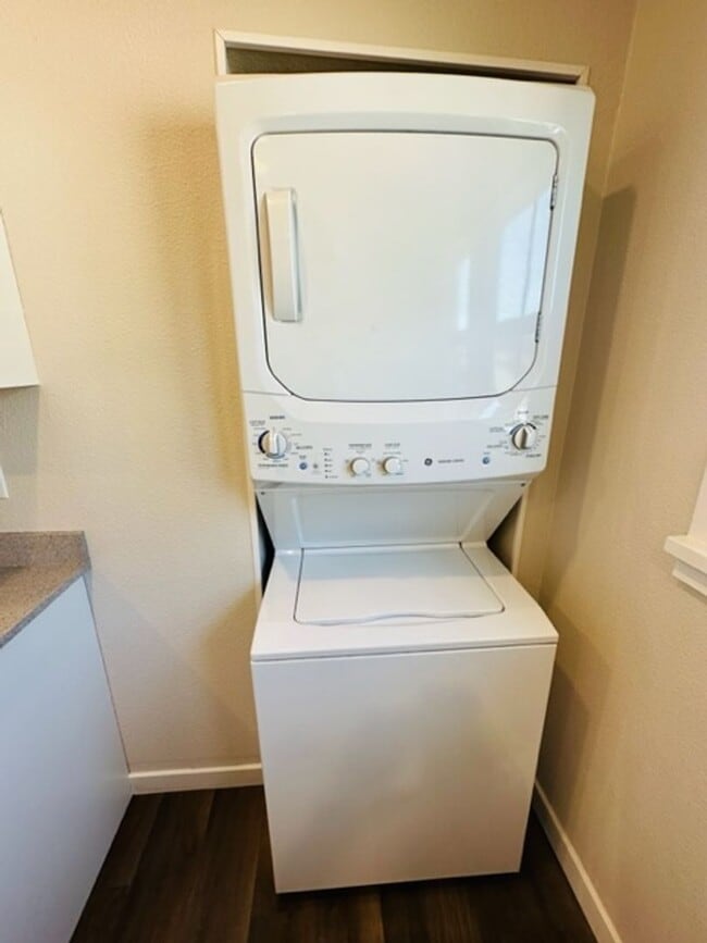 Building Photo - Adorable remodeled in 2023 2 bedroom 1 bathroom duplex available soon!