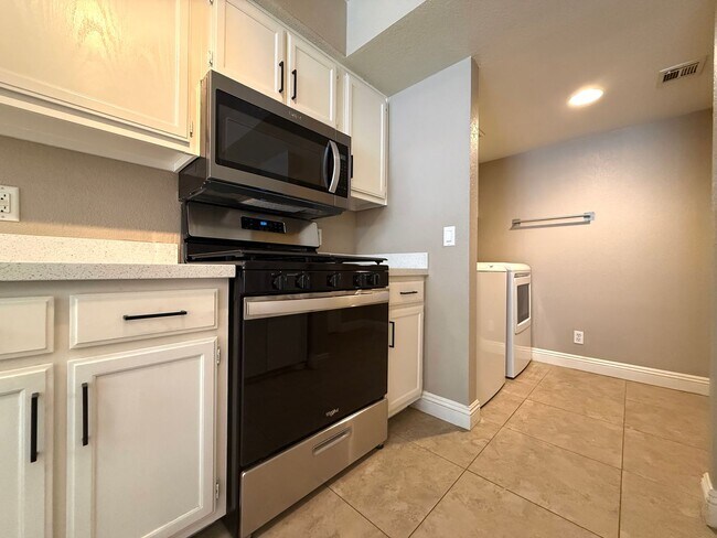 Building Photo - 2bedroom Townhouse near Wigwam Pkwy and Eastern ready for immediate move in!