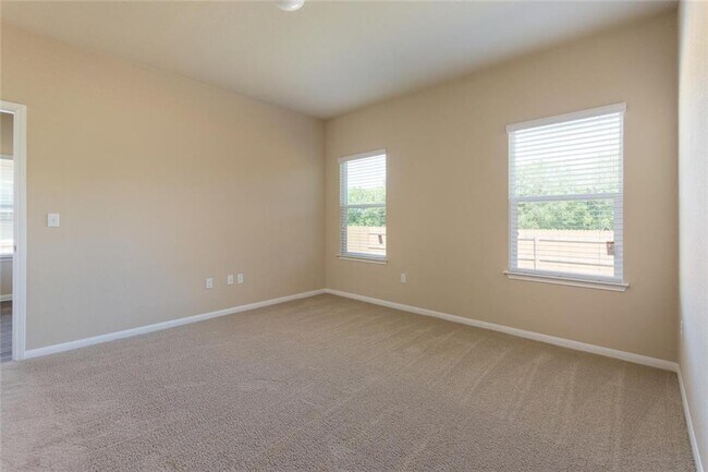 Building Photo - 216 Hess Dr