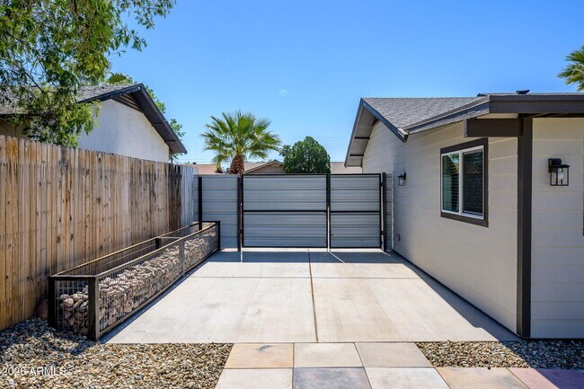 Building Photo - 8702 E Monte Vista Rd