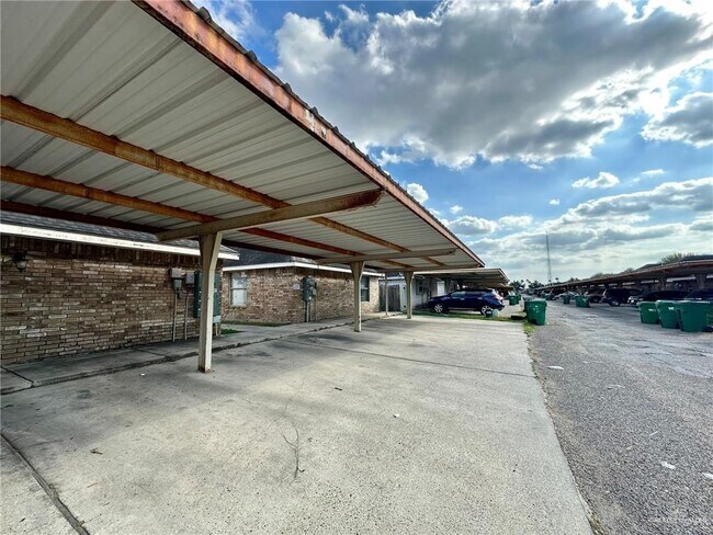 Building Photo - 2305 N Dahlia St