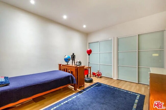 Building Photo - 8550 Holloway Dr