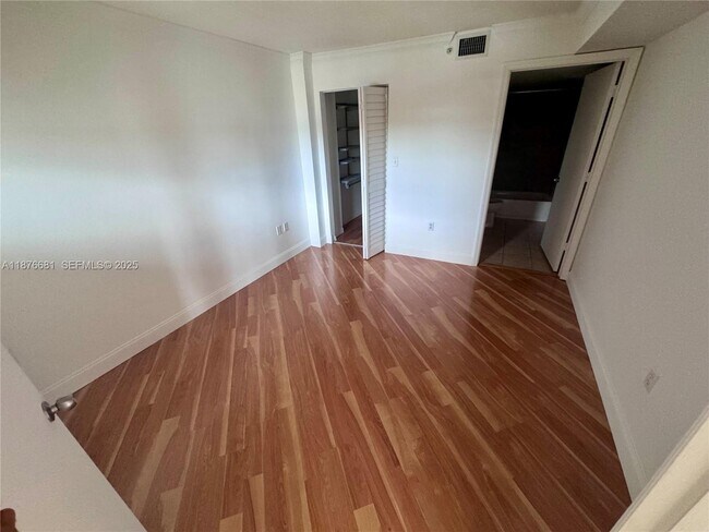 Building Photo - 102 SW 6th Ave